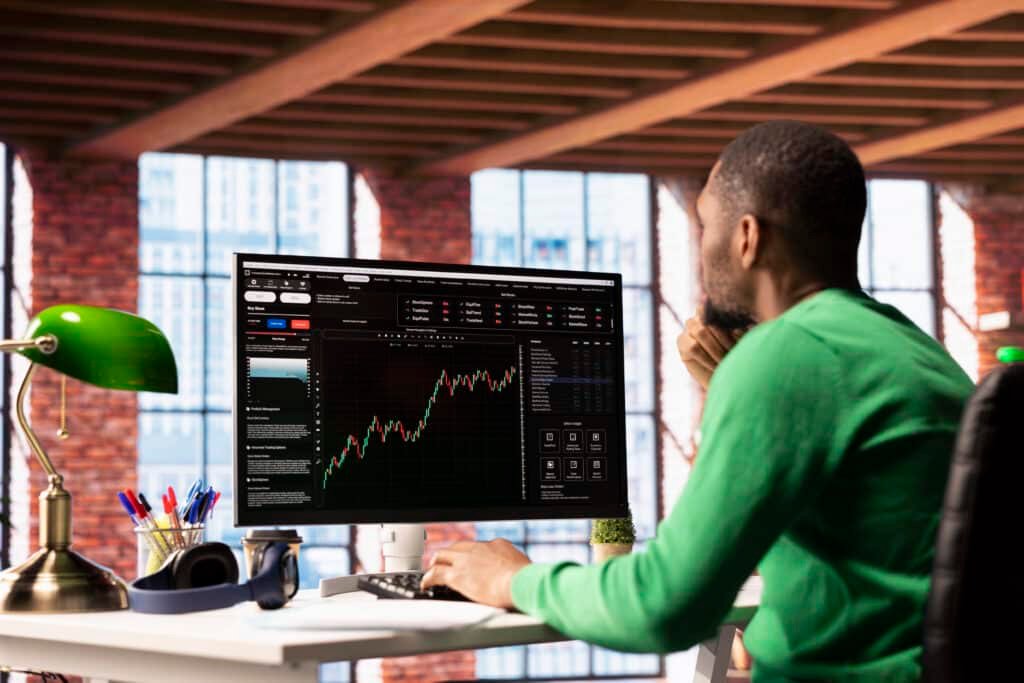 rader profesional analizando gráficos en NYS Prop Firm, contrastando el éxito financiero con los riesgos de las empresas de fondeo en 2026.